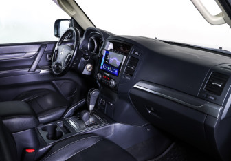 Подержанный автомобиль Mitsubishi Pajero 2014 года (11 фото)