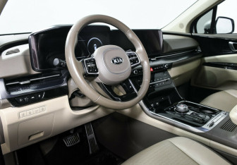 Подержанный автомобиль Kia Carnival 2021 года (9 фото)