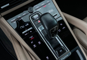 Подержанный автомобиль Porsche Cayenne 2020 года (17 фото)