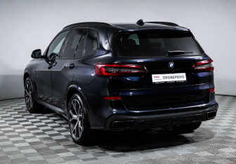 Подержанный автомобиль BMW X5 2022 года (7 фото)