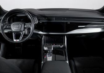 Подержанный автомобиль Audi Q8 2021 года (12 фото)