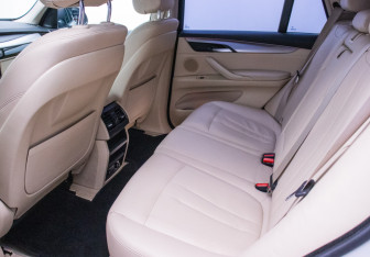 Подержанный автомобиль BMW X5 2015 года (11 фото)