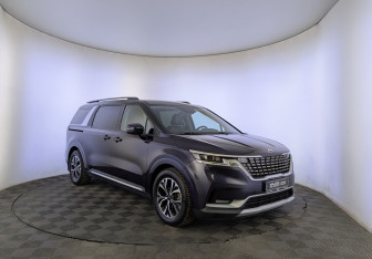 Подержанный автомобиль Kia Carnival 2021 года (3 фото)