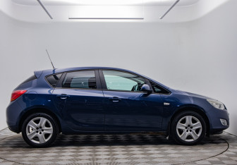 Подержанный автомобиль Opel Astra Hatchback 2011 года (6 фото)