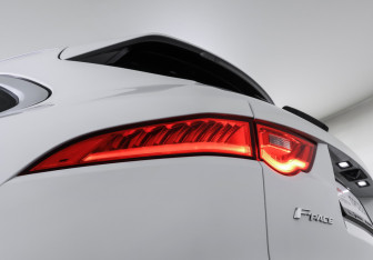 Подержанный автомобиль Jaguar F-Pace 2017 года (23 фото)