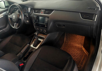 Подержанный автомобиль Skoda Octavia Liftback 2020 года (10 фото)