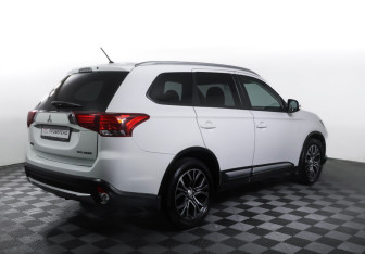 Подержанный автомобиль Mitsubishi Outlander 2015 года (5 фото)