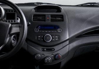 Подержанный автомобиль Chevrolet Spark 2014 года (13 фото)