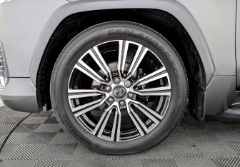 Подержанный автомобиль Lexus LX 2024 года (18 фото)