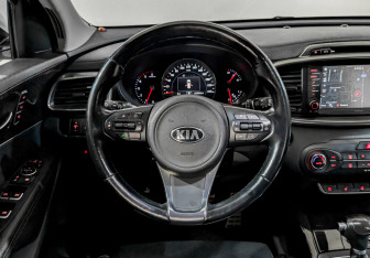Подержанный автомобиль Kia Sorento 2017 года (22 фото)