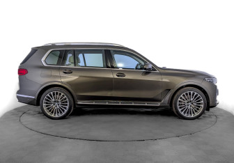 Подержанный автомобиль BMW X7 2021 года (4 фото)