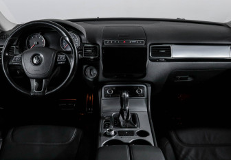 Подержанный автомобиль Volkswagen Touareg 2015 года (12 фото)