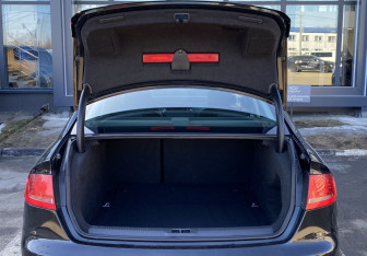 Подержанный автомобиль Audi A4 Sedan 2010 года (10 фото)