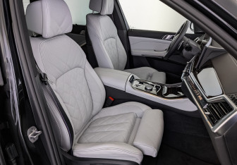 Подержанный автомобиль BMW X5 2025 года (23 фото)