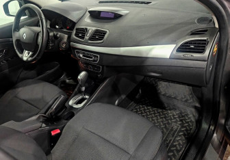 Подержанный автомобиль Renault Fluence 2012 года (11 фото)