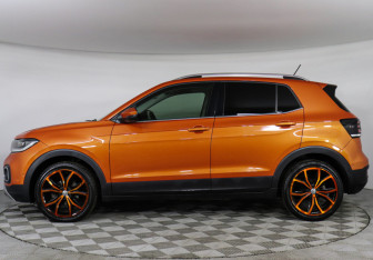 Подержанный автомобиль Volkswagen T-Cross 2019 года (8 фото)