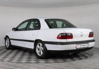 Подержанный автомобиль Opel Omega Sedan 1996 года (4 фото)