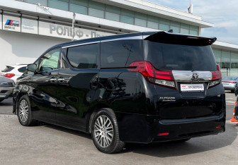 Подержанный автомобиль Toyota Alphard 2017 года (7 фото)