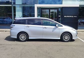 Подержанный автомобиль Toyota Wish Minivan 2015 года (4 фото)