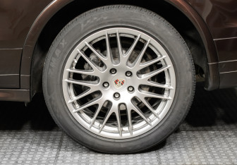 Подержанный автомобиль Porsche Cayenne 2015 года (24 фото)