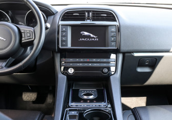 Подержанный автомобиль Jaguar F-Pace 2017 года (15 фото)