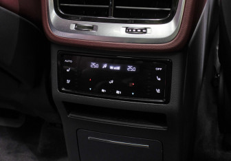 Подержанный автомобиль Hongqi E-HS9 2022 года (25 фото)