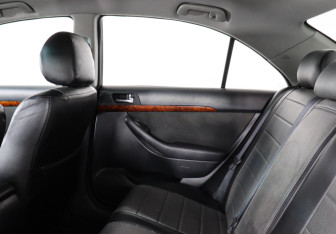 Подержанный автомобиль Toyota Avensis Sedan 2005 года (8 фото)