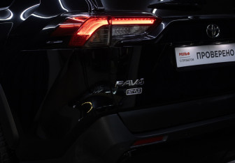 Подержанный автомобиль Toyota RAV4 2021 года (22 фото)