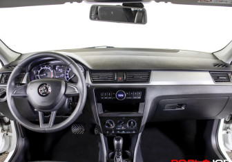 Подержанный автомобиль Skoda Rapid Liftback 2018 года (12 фото)