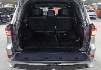 Подержанный автомобиль Lexus LX 2017 года (10 фото)