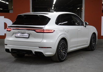 Подержанный автомобиль Porsche Cayenne 2021 года (5 фото)