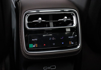 Подержанный автомобиль Geely Monjaro 2026 года (10 фото)