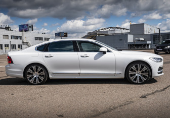 Подержанный автомобиль Volvo S90 2021 года (4 фото)