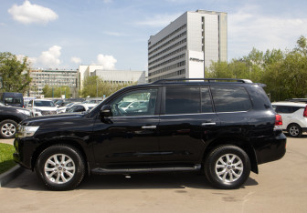 Подержанный автомобиль Toyota Land Cruiser Suv 2018 года (6 фото)