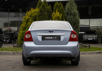 Подержанный автомобиль Ford Focus Sedan 2006 года (6 фото)