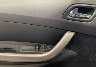 Подержанный автомобиль Peugeot 308 Hatchback 2010 года (17 фото)