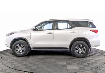 Подержанный автомобиль Toyota Fortuner 2021 года (8 фото)