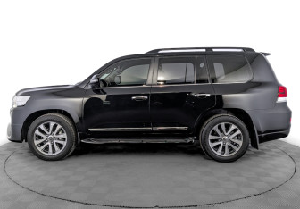 Подержанный автомобиль Toyota Land Cruiser Suv 2018 года (8 фото)