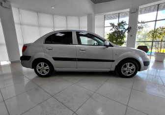 Подержанный автомобиль Kia Rio Sedan 2006 года (4 фото)