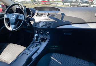 Подержанный автомобиль Mazda 3 Hatchback 2012 года (9 фото)