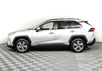Подержанный автомобиль Toyota RAV4 2020 года (3 фото)