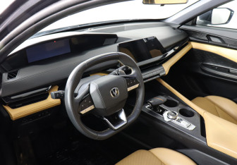 Подержанный автомобиль Changan UNI-V 2023 года (9 фото)