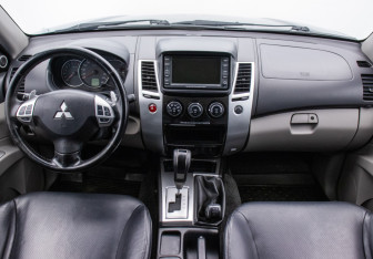 Подержанный автомобиль Mitsubishi Pajero Sport 2011 года (13 фото)