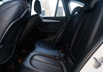 Подержанный автомобиль BMW X1 2018 года (10 фото)