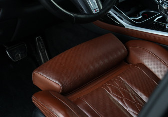 Подержанный автомобиль BMW X7 2021 года (21 фото)