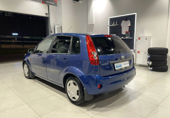 Подержанный автомобиль Ford Fiesta Hatchback 2006 года (6 фото)