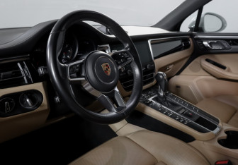 Подержанный автомобиль Porsche Macan 2019 года (14 фото)
