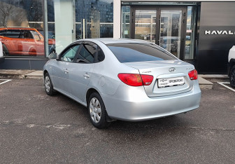 Подержанный автомобиль Hyundai Elantra Sedan 2008 года (7 фото)