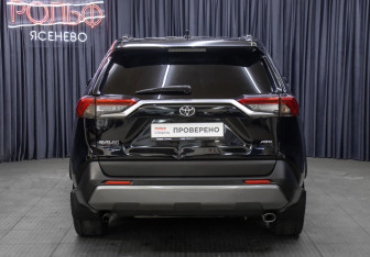 Подержанный автомобиль Toyota RAV4 2020 года (6 фото)