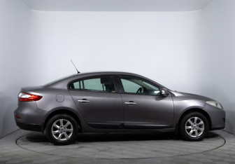 Подержанный автомобиль Renault Fluence 2011 года (4 фото)